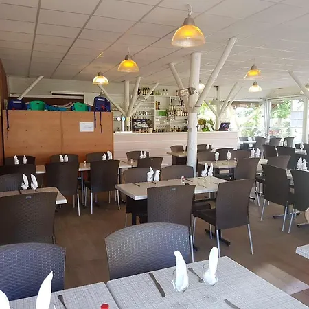 Confortable à + Piscine Hébergement de vacances Gastes