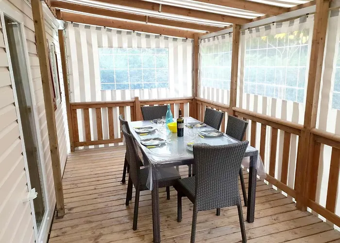 Confortable à + Piscine Hébergement de vacances Gastes